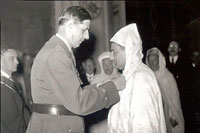 دوغول يوشح الملك محمد الخامس